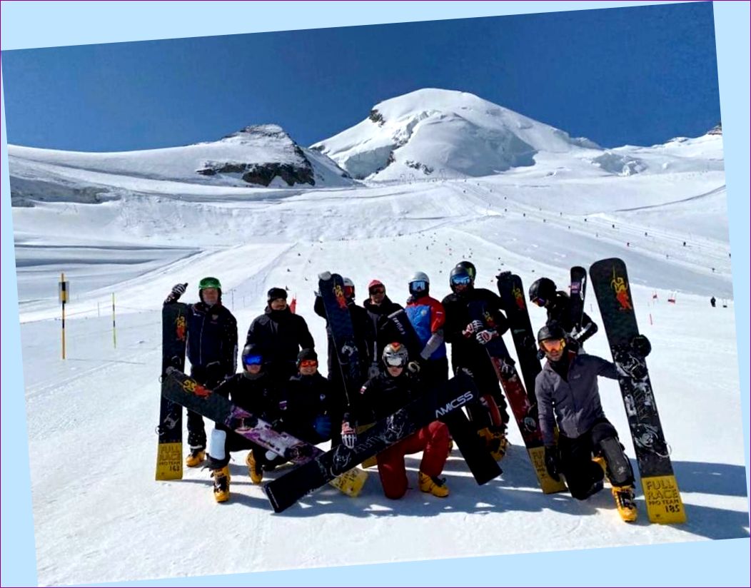Российская команда по параллельному гигантскому слалому проводит сбор на горнолыжном курорте в Саас Фе